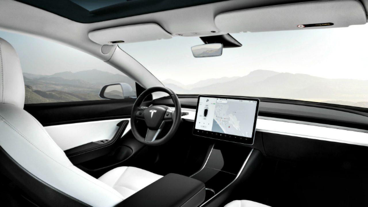 Strak interieur van een witte Tesla Model 3 in Nederland, modern en minimalistisch